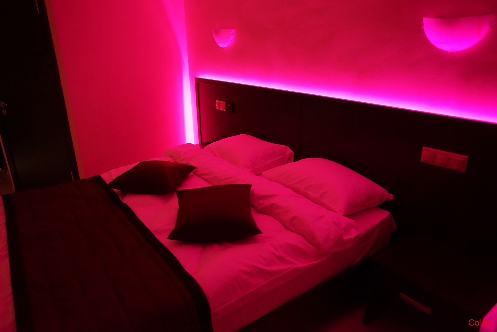 Бордель кровати. Мини отель Колибри Красногорск. Кровать с подсветкой. Кровать с неоновой подсветкой. Комната с красной подсветкой.